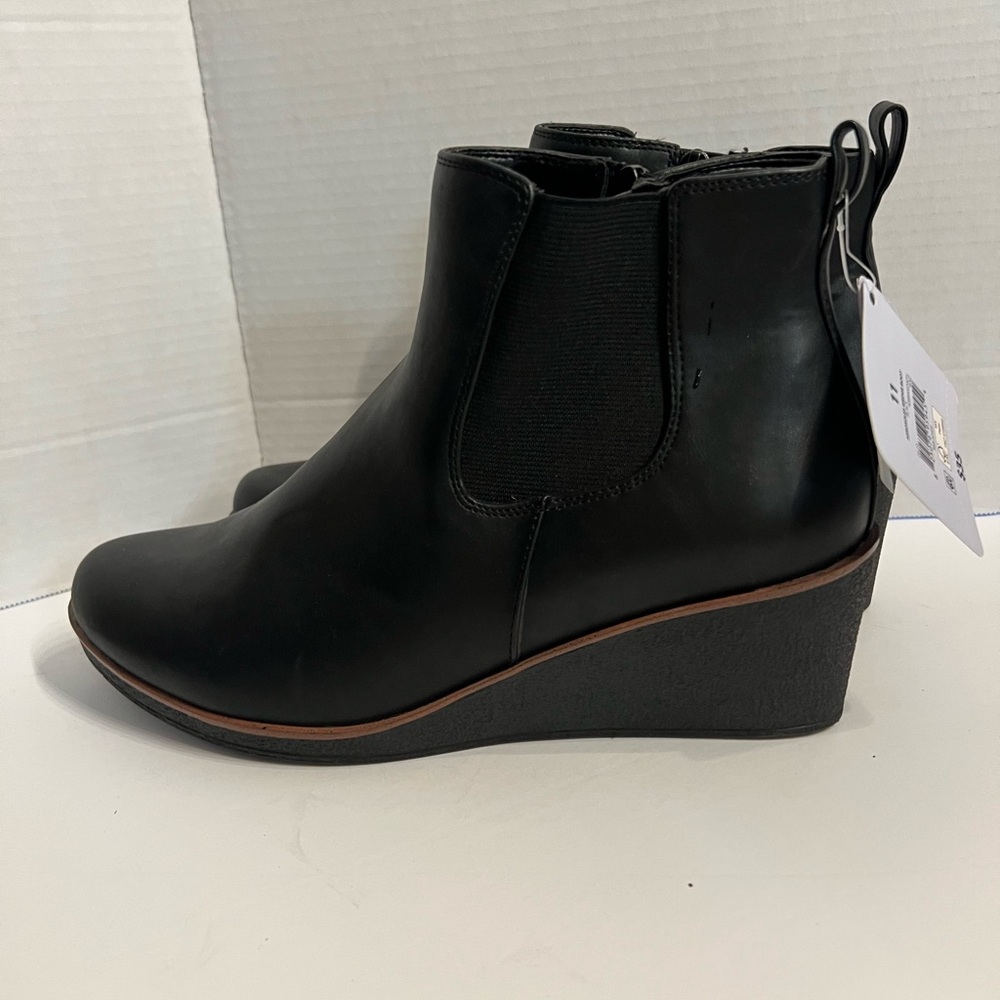 AEROSOLES Black Ankle Booties